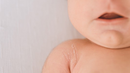 Immagine creativa di bocca e una porzione di spalla di Newborn